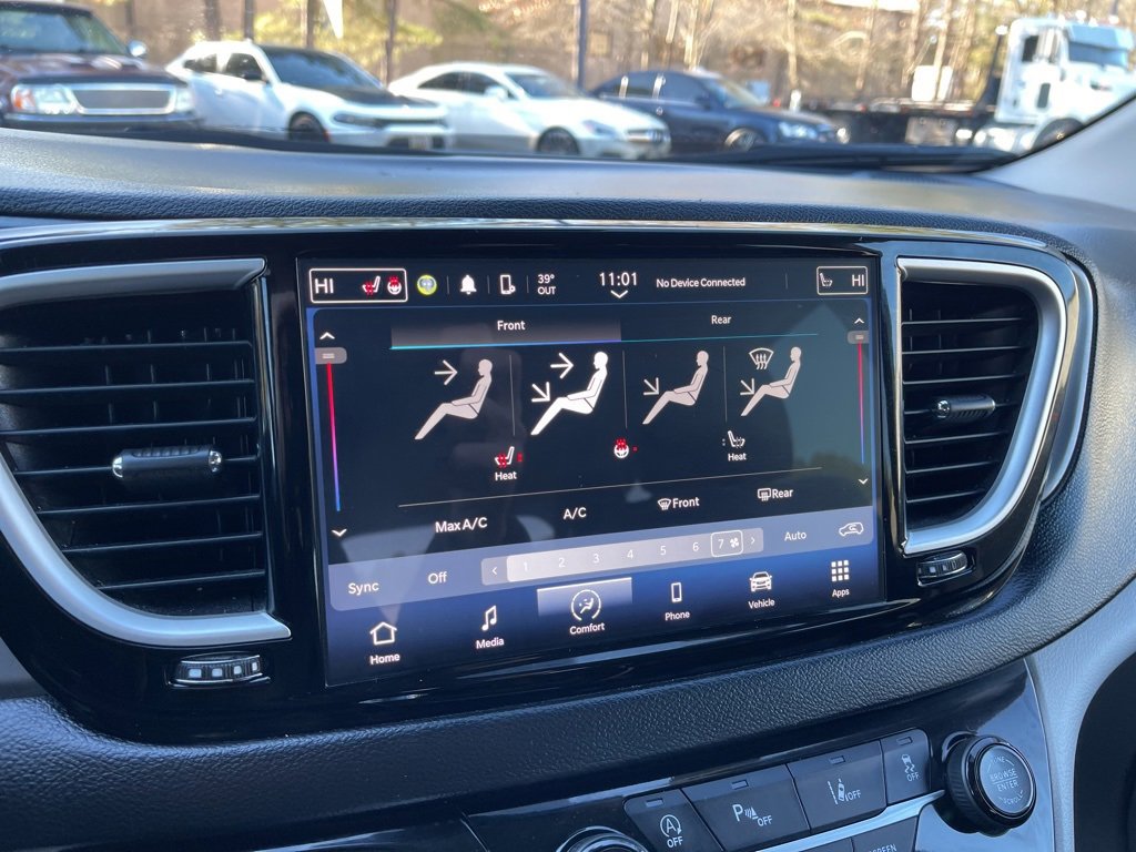 Used 2024 Chrysler Pacifica Touring-L image 10