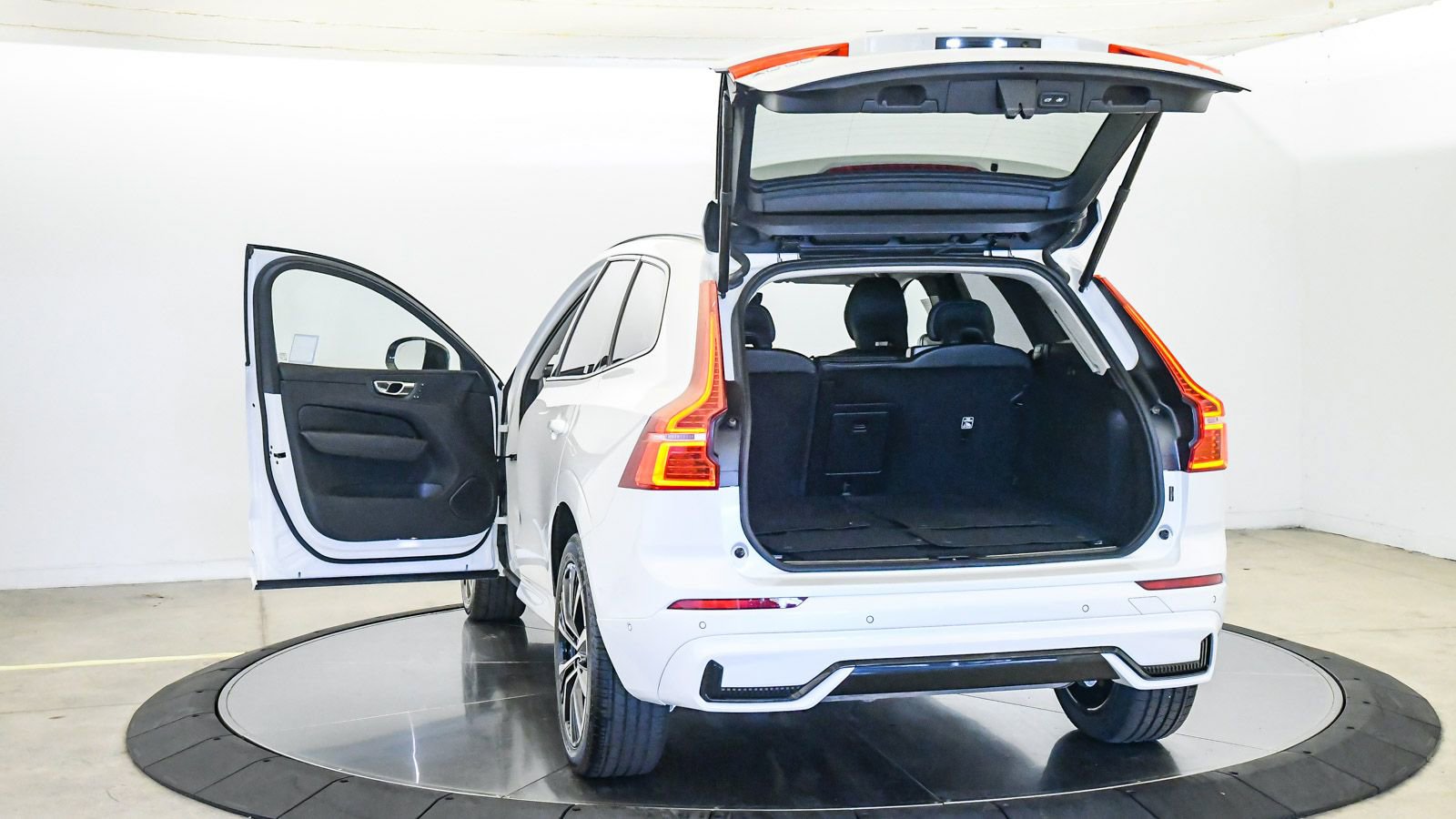 Certified 2025 Volvo XC60 B5 Plus AWD/4WD image 25