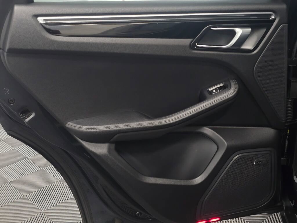 Certified 2025 Porsche Macan image 21