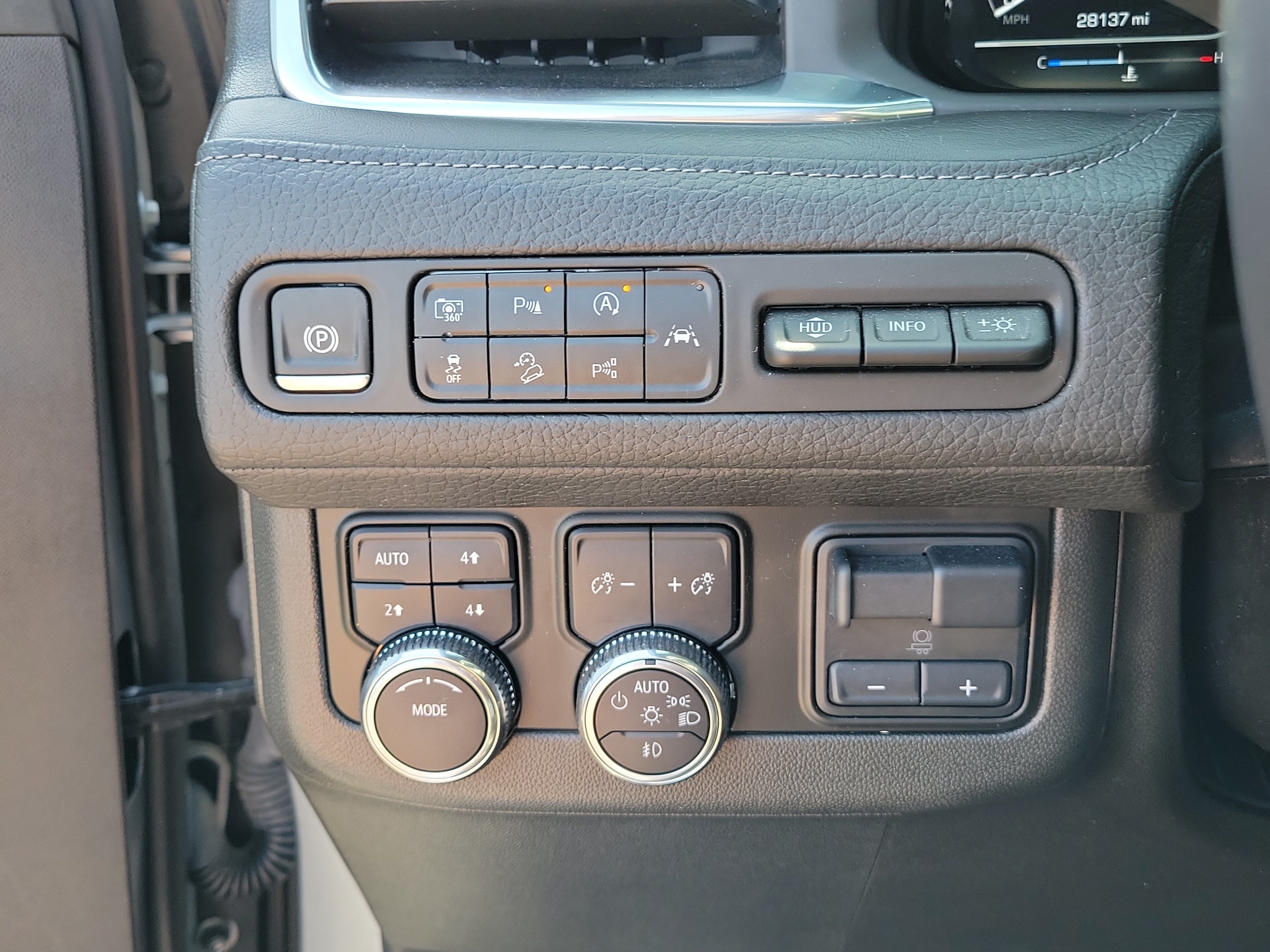 Used 2024 GMC Yukon Denali w/ Advanced Technology Package AWD/4WD image 18