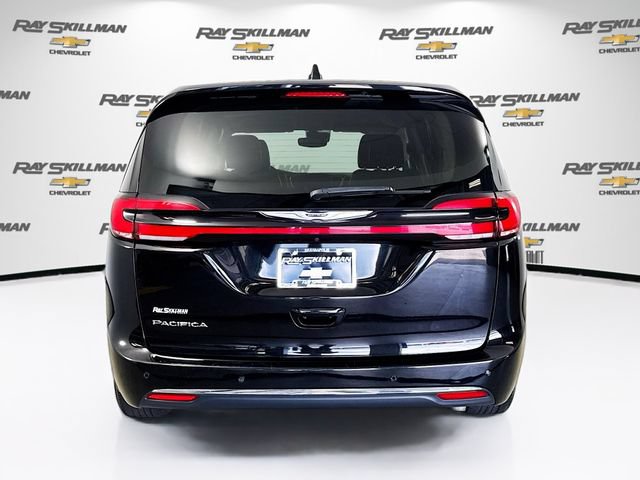 Used 2024 Chrysler Pacifica Touring-L FWD image 6