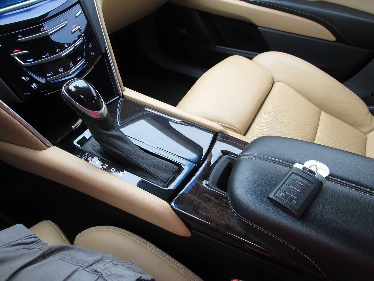 Used 2013 Cadillac XTS Luxury w/ Driver Awareness Package FWD image 29