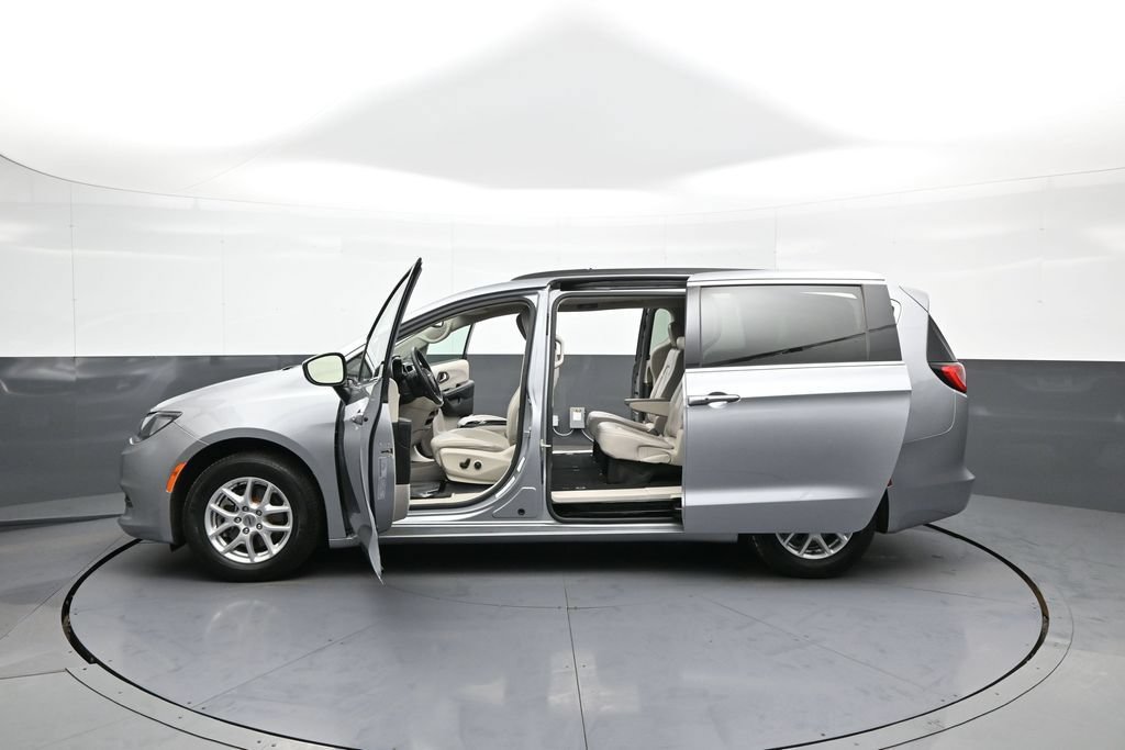 Used 2021 Chrysler Voyager Lxi FWD image 44