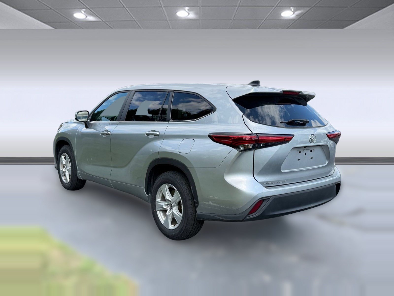 Used 2023 Toyota Highlander L FWD image 3