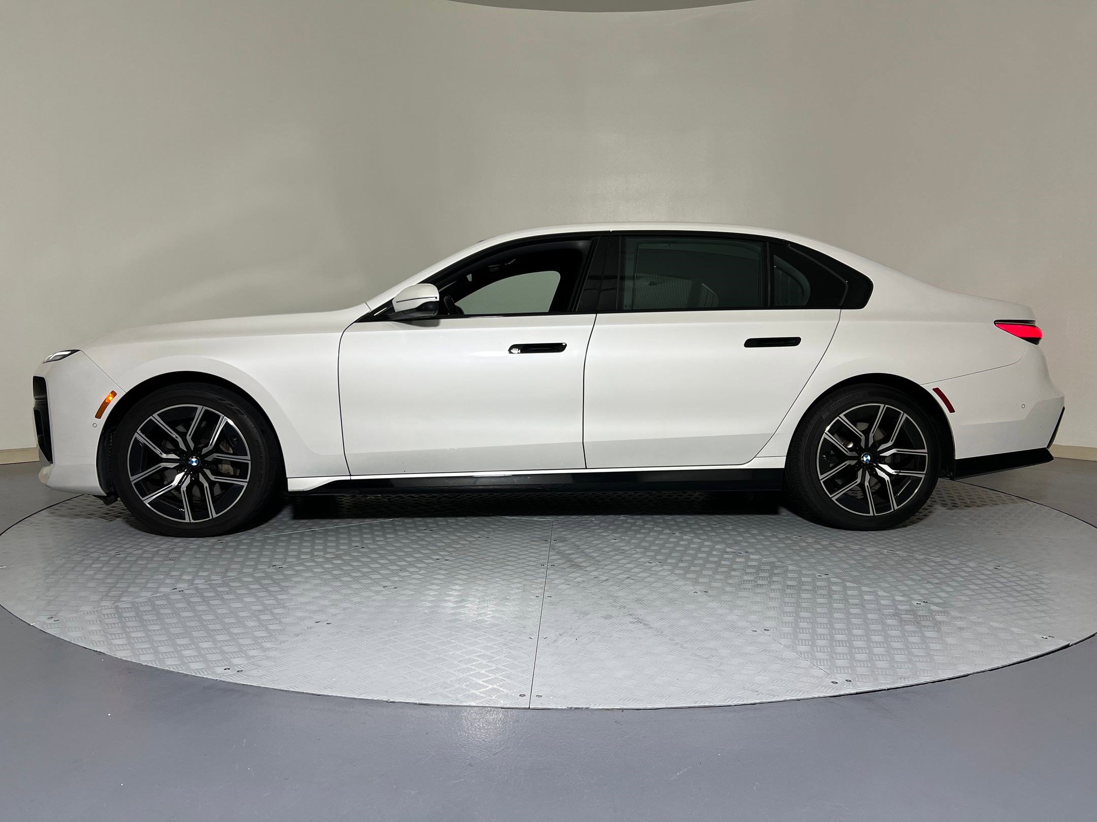 Used 2024 BMW 740i xDrive image 2