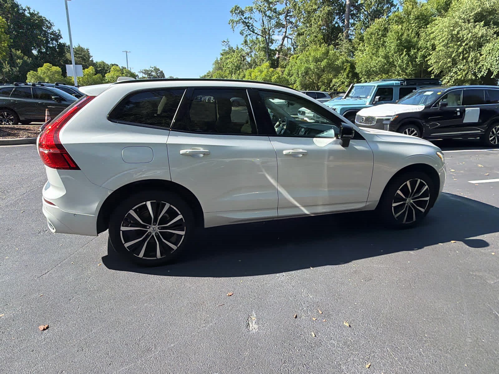 Used 2024 Volvo XC60 B5 Plus w/ Protection Package Premier AWD/4WD image 18