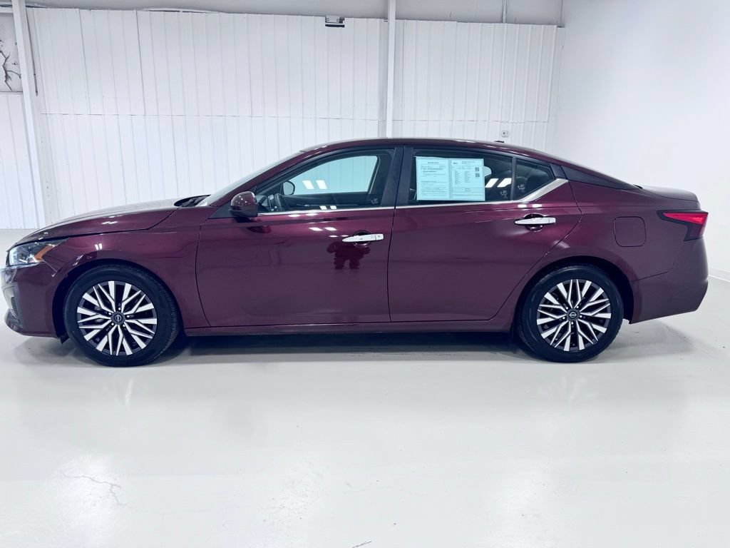 Used 2023 Nissan Altima 2.5 SV FWD image 2