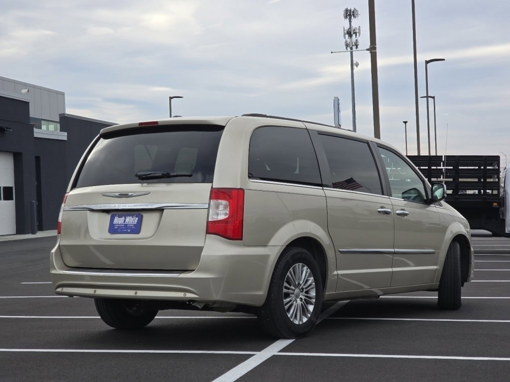 Used 2015 Chrysler Town & Country Touring-L w/ Driver Convenience Group image 12