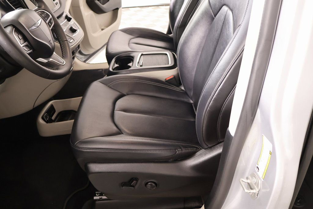 Used 2024 Chrysler Pacifica Touring-L image 11