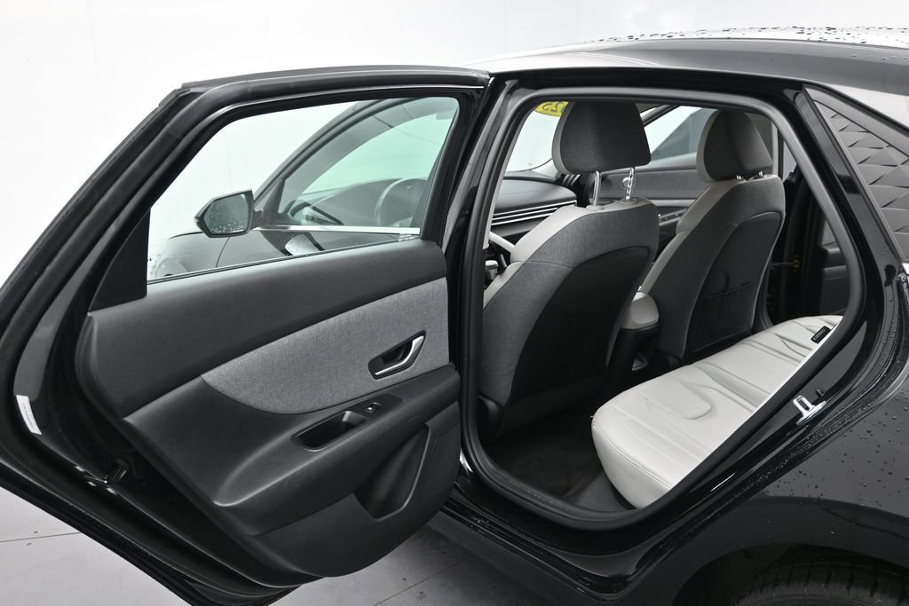 Used 2025 Hyundai Elantra Limited FWD image 13