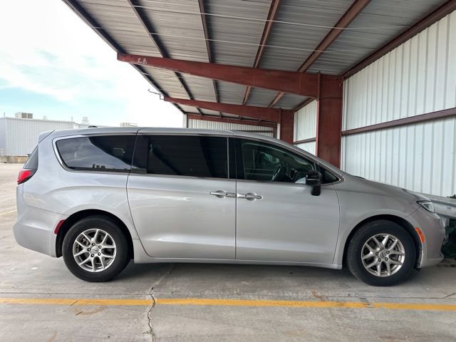 Used 2024 Chrysler Pacifica Touring-L FWD image 7
