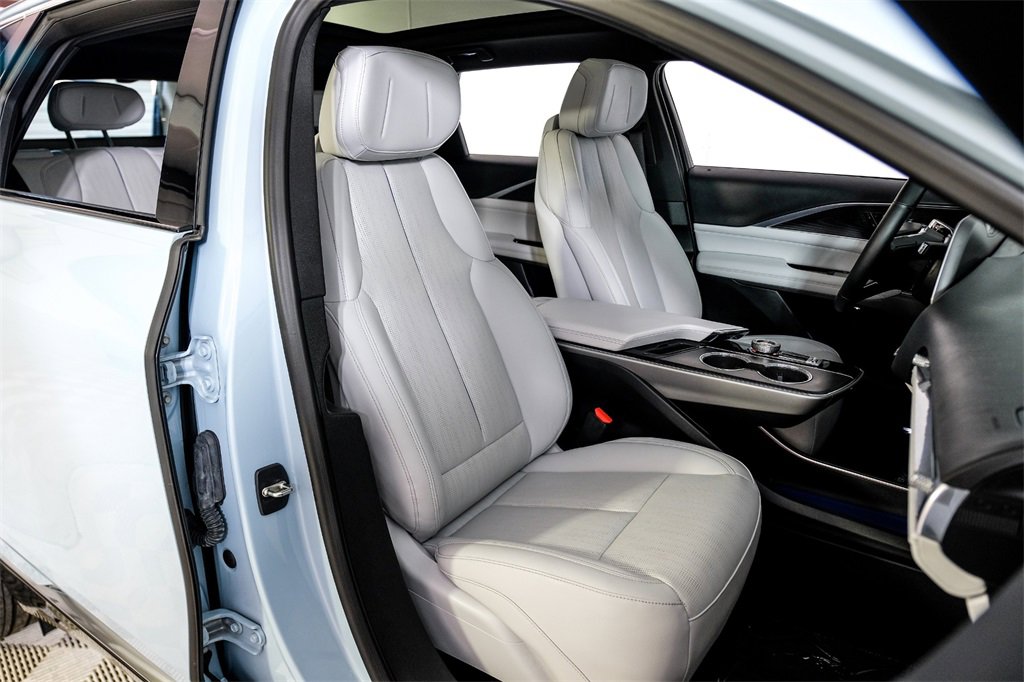 Used 2024 Cadillac Lyriq Luxury image 36
