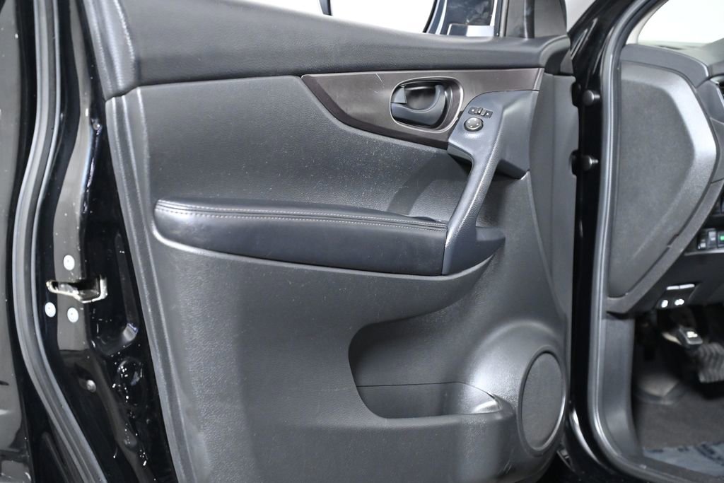 Used 2020 Nissan Rogue Sport S image 27