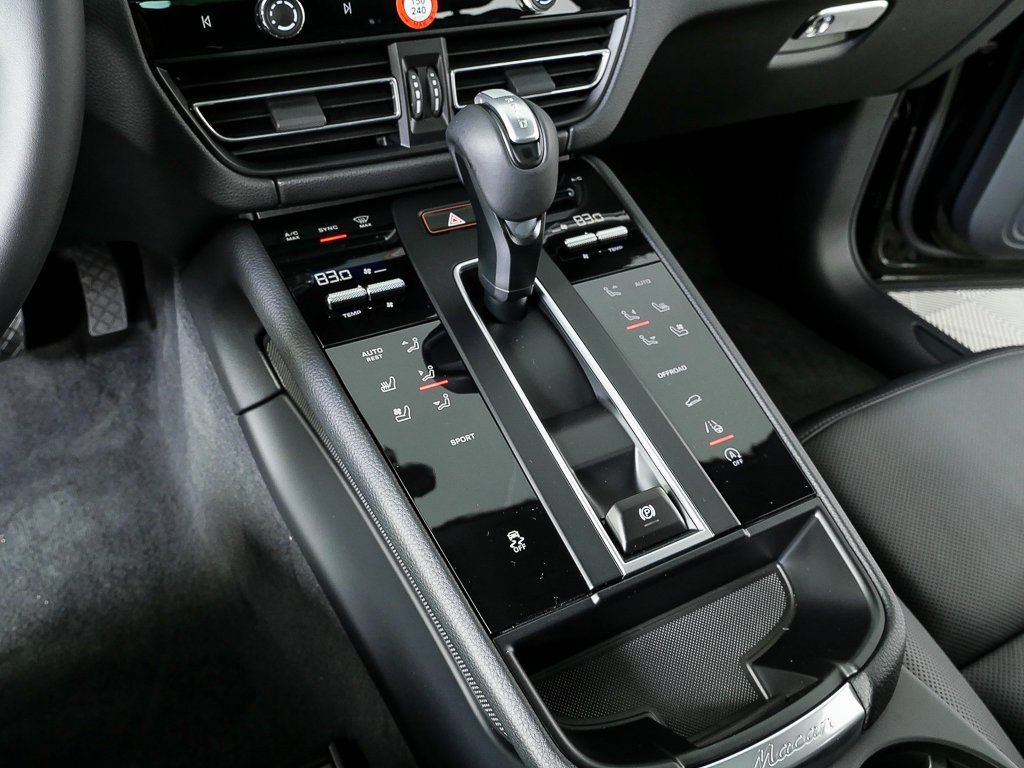 Certified 2026 Porsche Macan AWD/4WD image 18