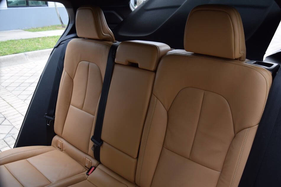 Used 2020 Volvo XC40 T5 Momentum w/ Protection Package Premier image 44