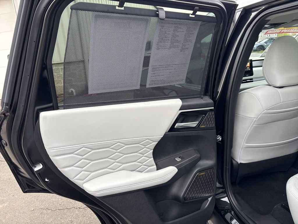 Used 2025 Mitsubishi Outlander AWD image 21