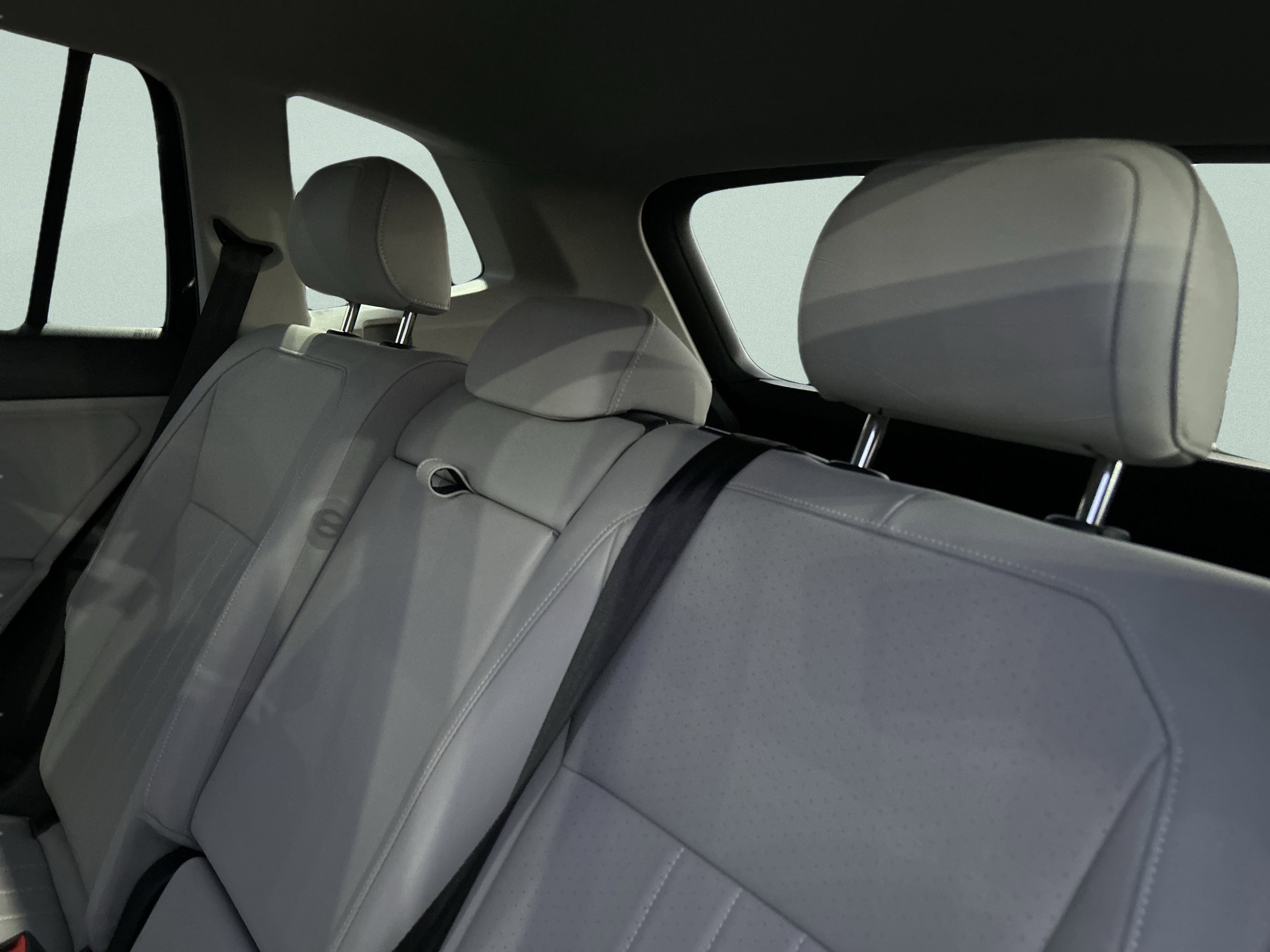 Used 2022 Volkswagen Tiguan SE AWD/4WD image 38