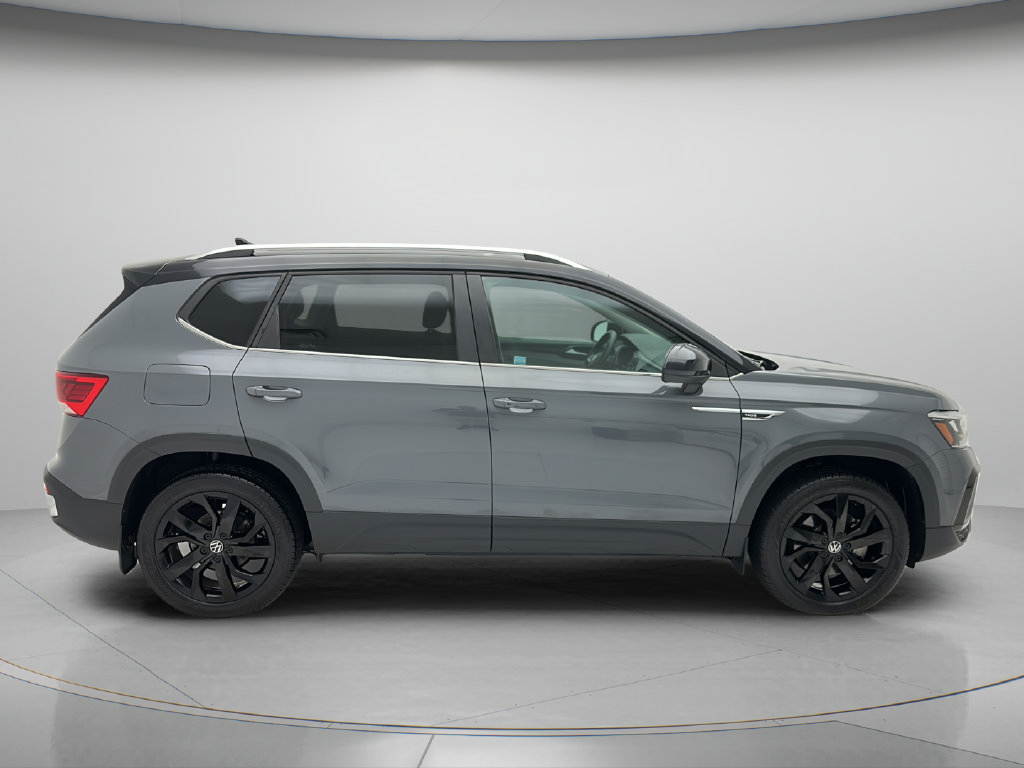 Used 2024 Volkswagen Taos SE w/ Panoramic Sunroof Package FWD image 6