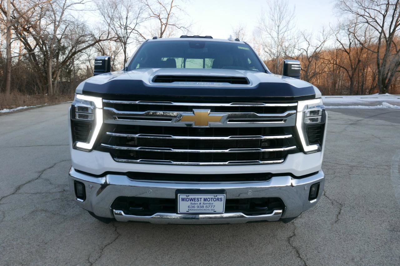 Used 2024 Chevrolet Silverado 3500 LTZ w/ LTZ Convenience Package AWD/4WD image 3