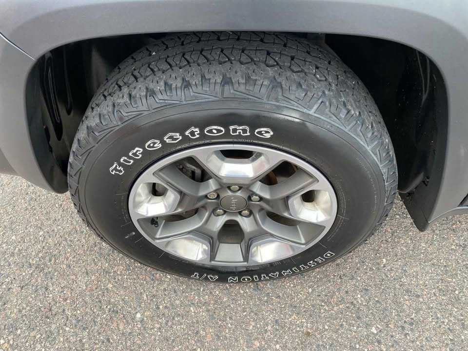 Used 2019 Jeep Cherokee Trailhawk w/ Cold Weather Group AWD/4WD image 19