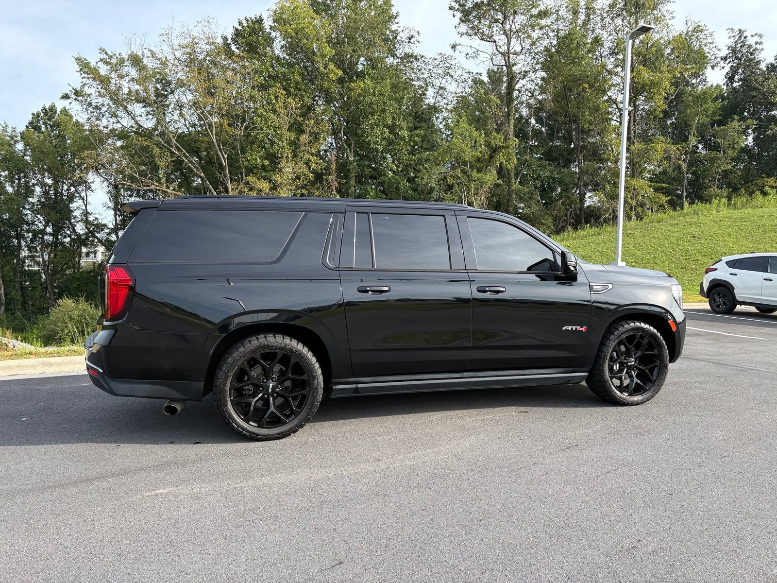 Used 2021 GMC Yukon XL AT4 w/ AT4 Premium Plus Package AWD/4WD image 8