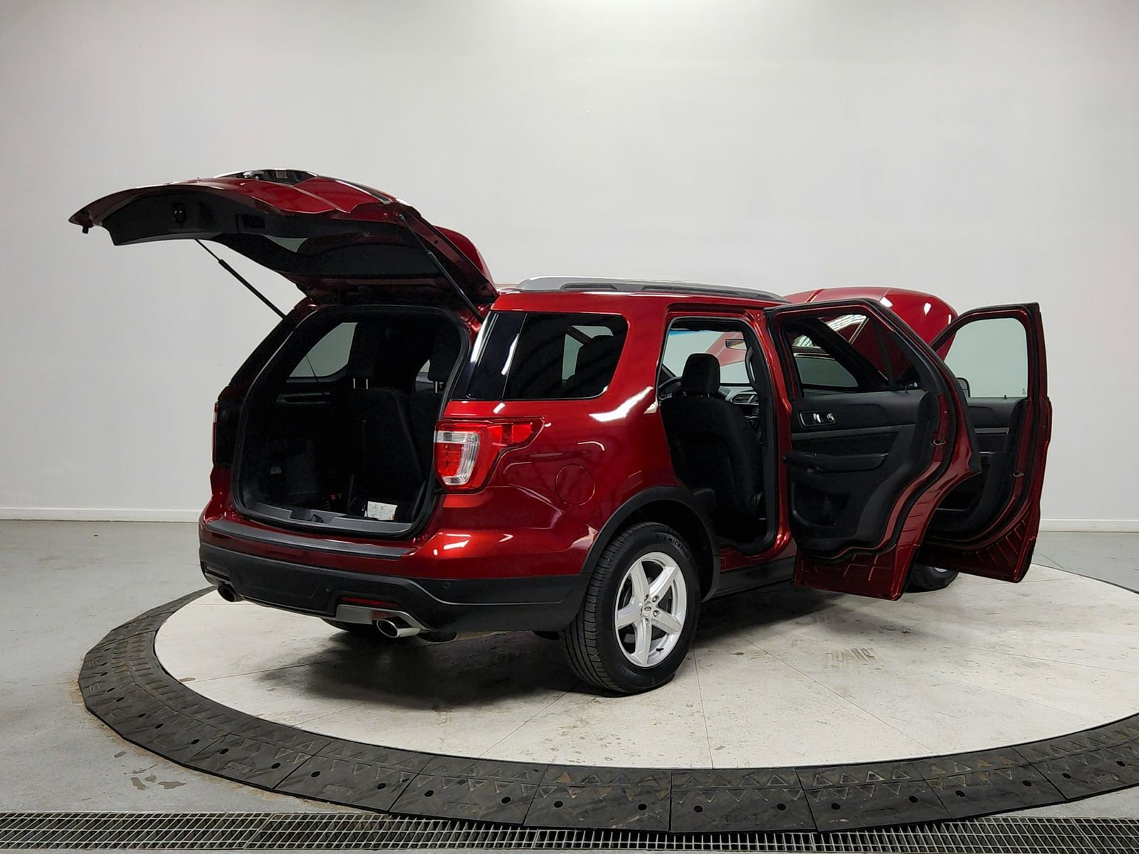 Used 2018 Ford Explorer XLT image 15