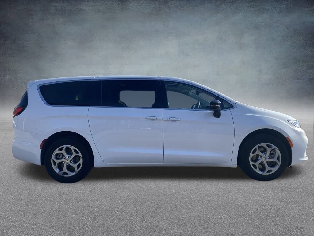 Used 2024 Chrysler Pacifica Limited image 8