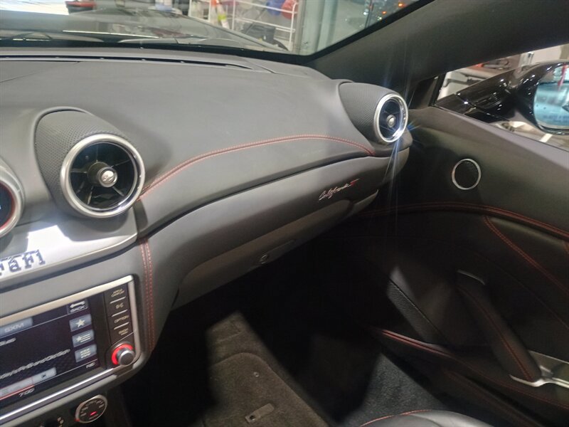Used 2018 Ferrari California T RWD image 22