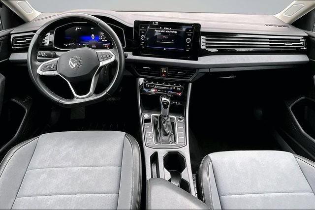 Used 2025 Volkswagen Jetta SE FWD image 7