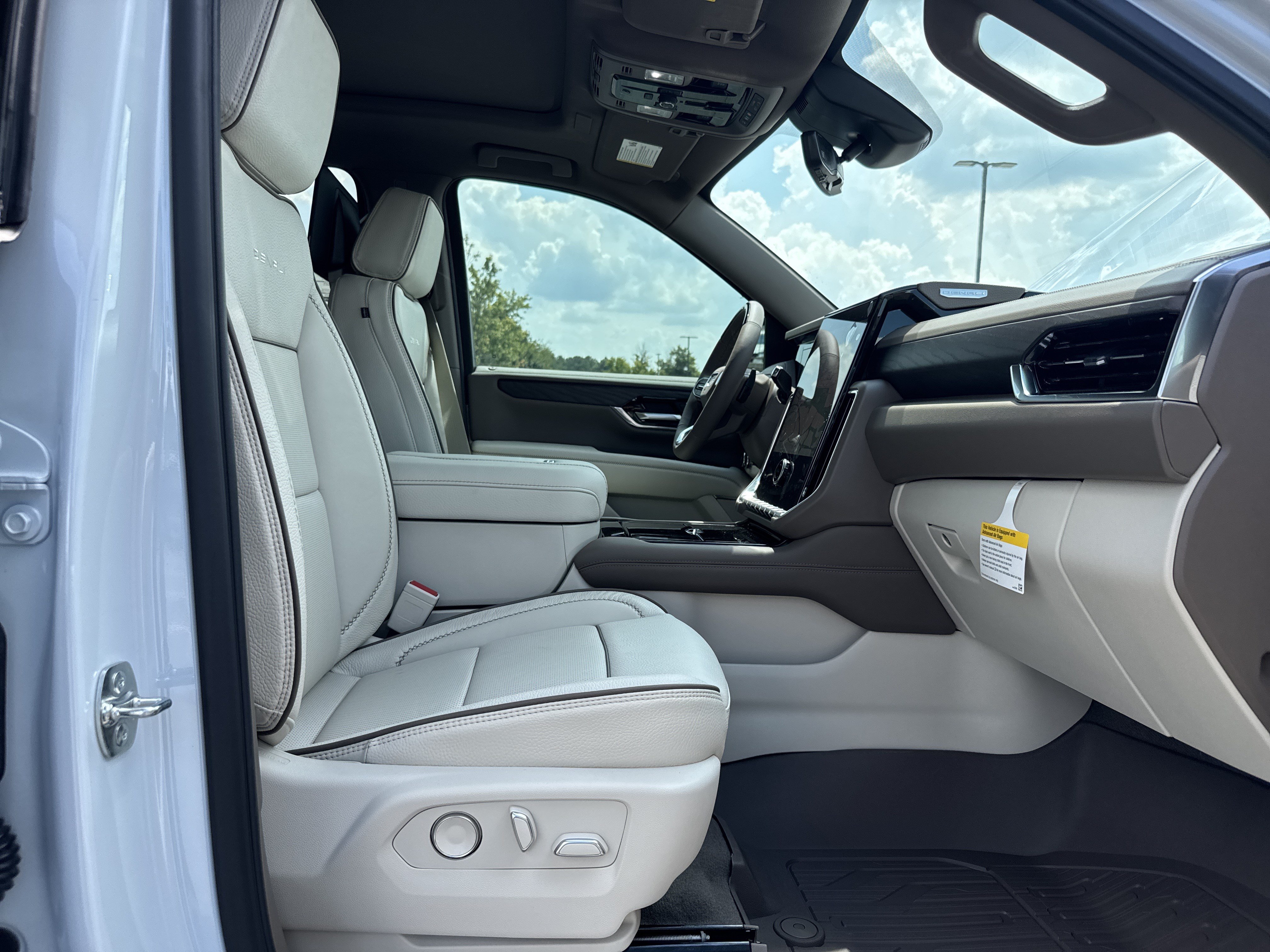 New 2026 GMC Yukon XL Denali w/ Denali Reserve Package RWD image 36