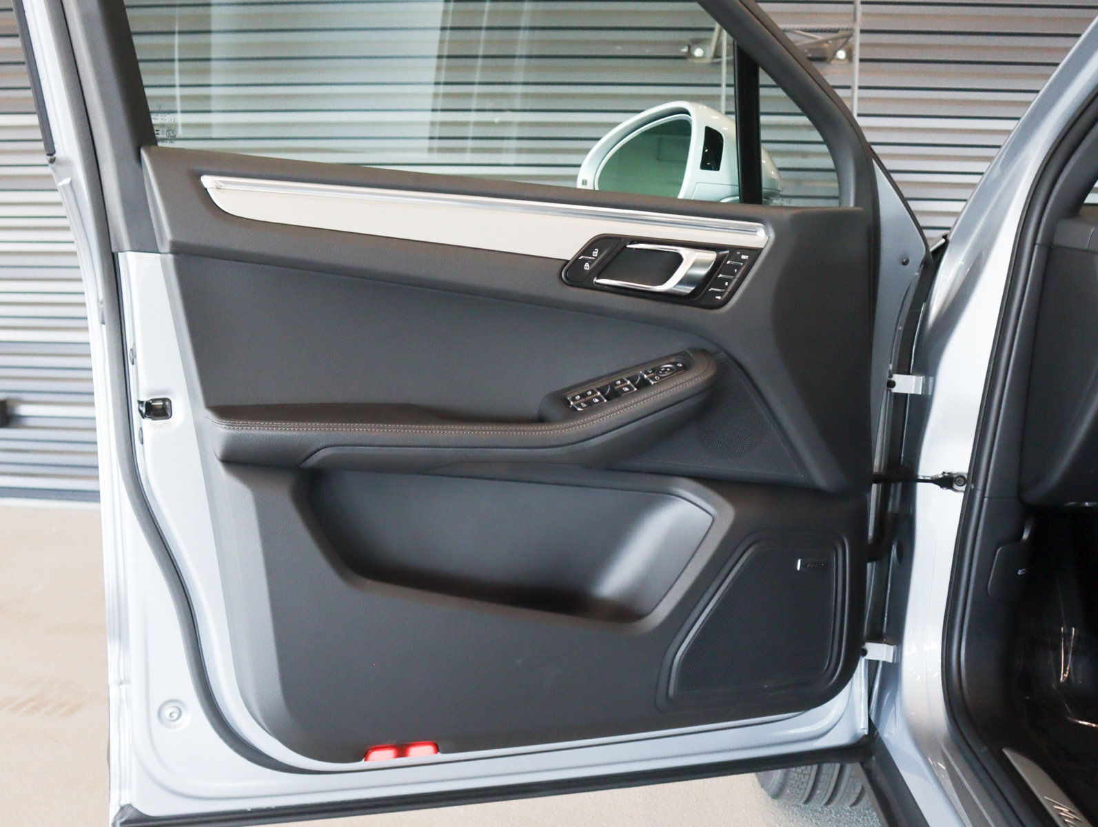 Used 2025 Porsche Macan image 24