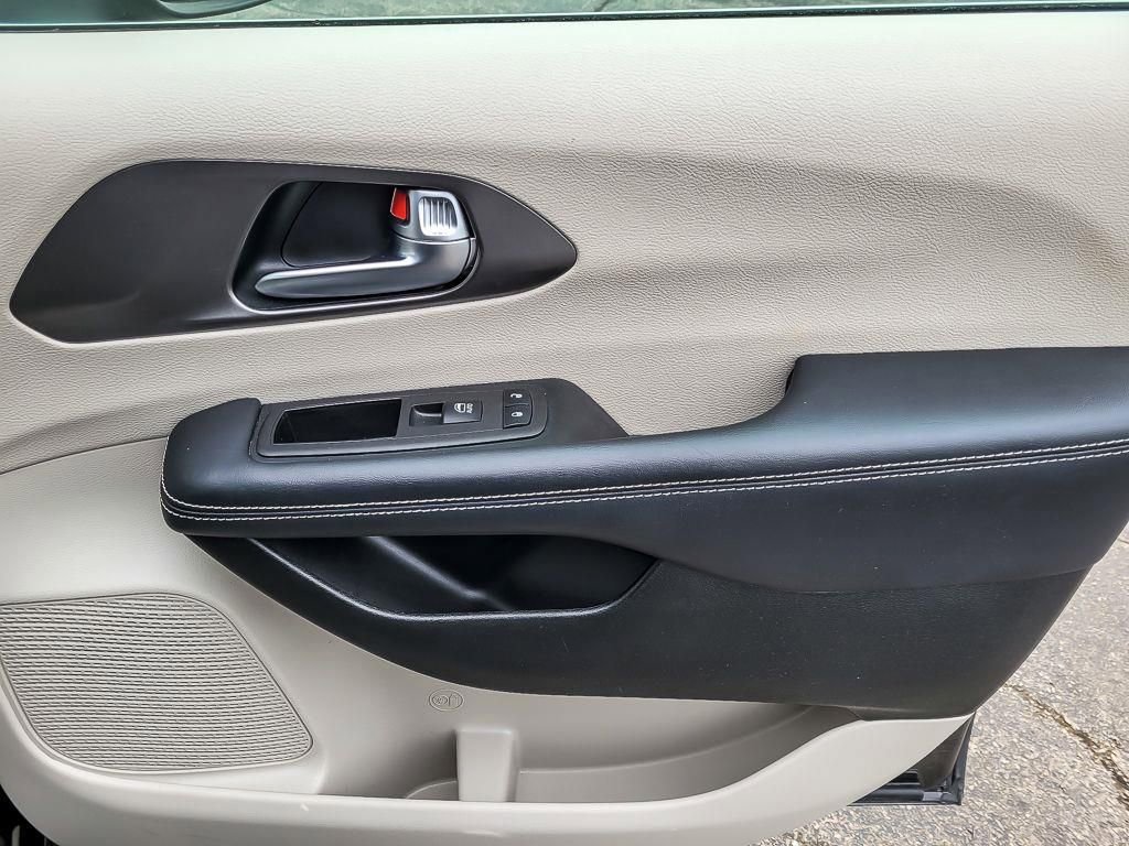 Used 2023 Chrysler Pacifica Touring-L image 21
