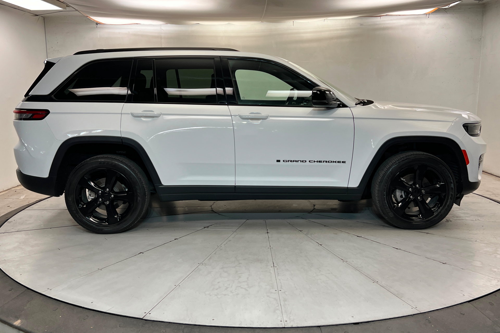 Certified 2023 Jeep Grand Cherokee Altitude AWD/4WD image 6