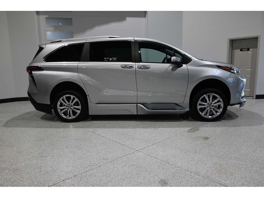 Used 2024 Toyota Sienna Platinum FWD image 5