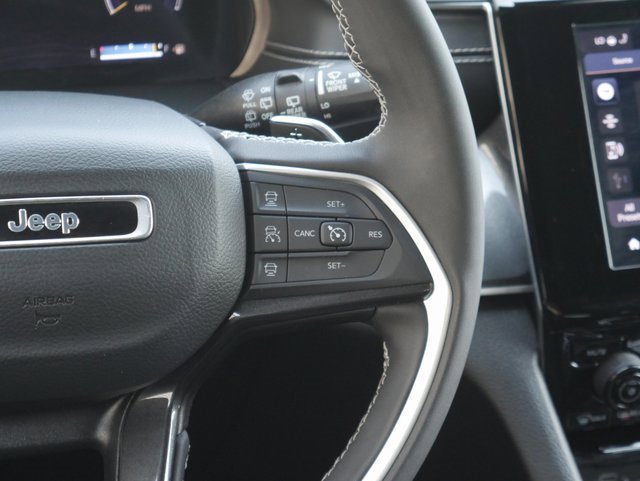 Used 2023 Jeep Grand Cherokee Altitude image 20