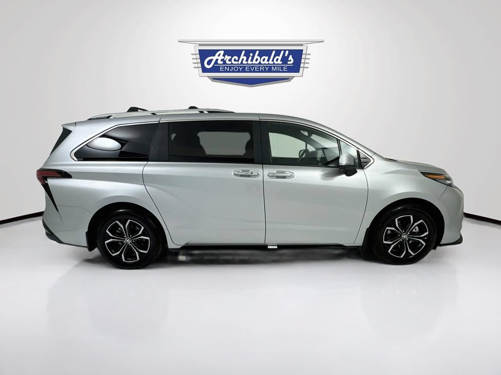 Used 2025 Toyota Sienna Platinum AWD/4WD image 9