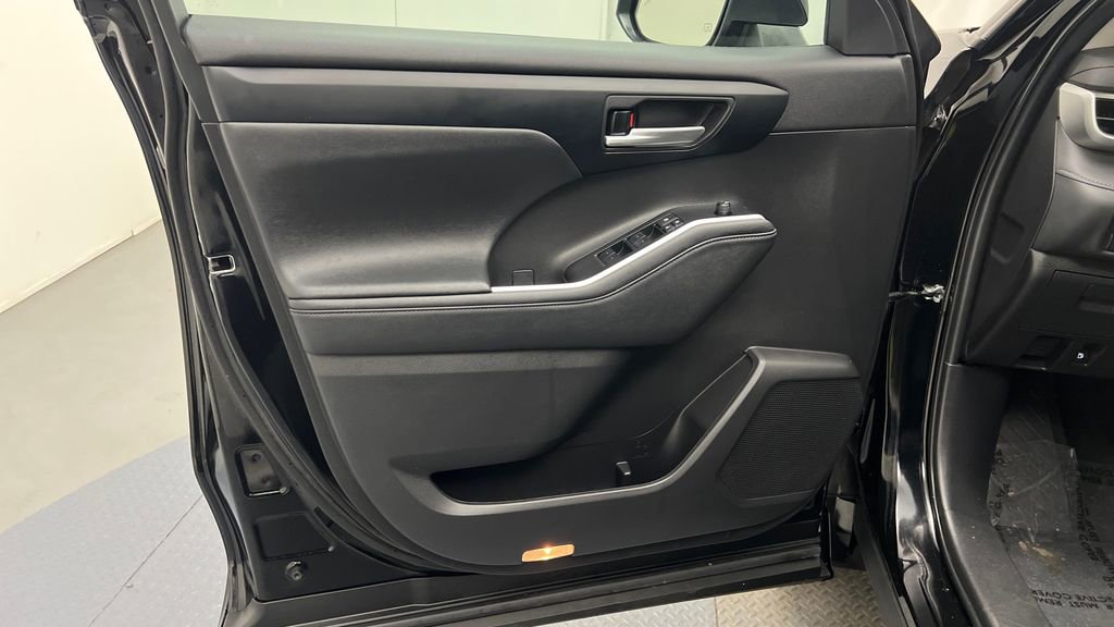 Used 2023 Toyota Highlander XLE image 18