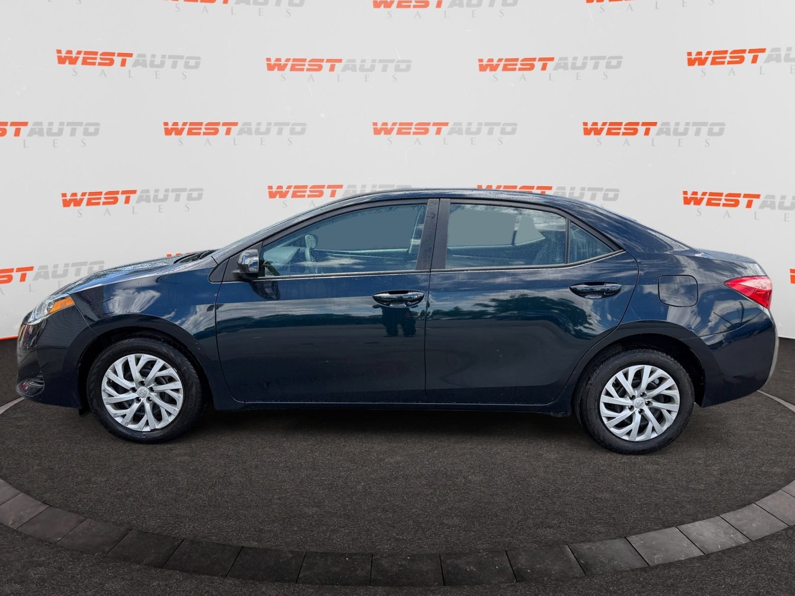 Used 2019 Toyota Corolla LE FWD image 2