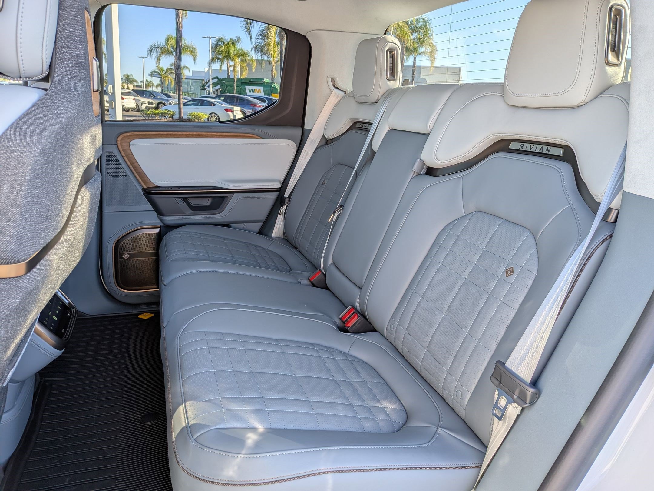 Used 2026 Rivian R1T Premium image 30