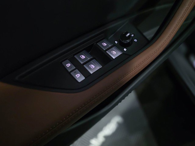 Used 2022 Audi e-tron Premium Plus image 34