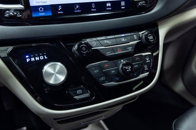 Used 2024 Chrysler Pacifica Touring-L image 18