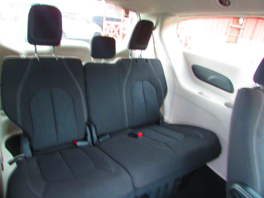 Used 2022 Chrysler Voyager LX image 18