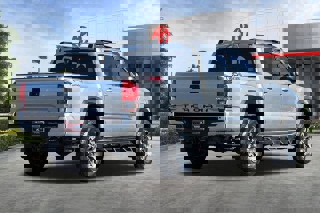 Used 2016 Toyota Tacoma TRD Off-Road w/ Premium & Technology Package image 4