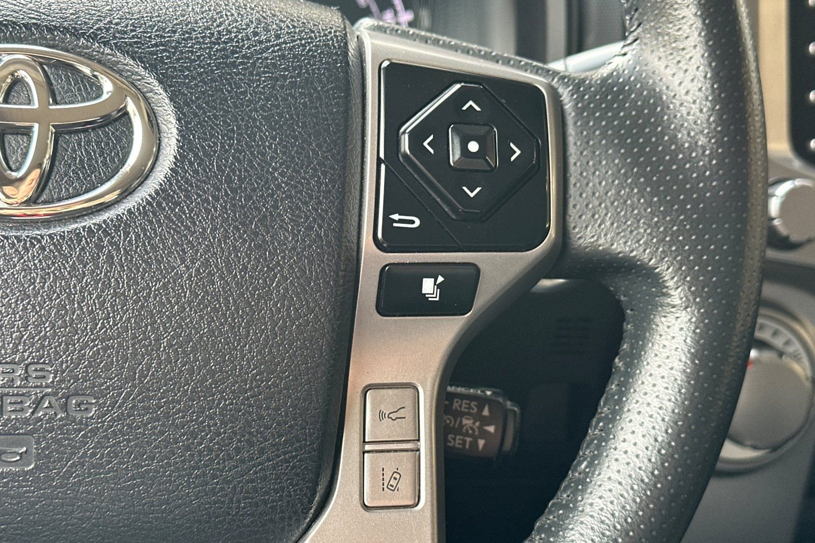 Used 2024 Toyota 4Runner SR5 AWD/4WD image 33