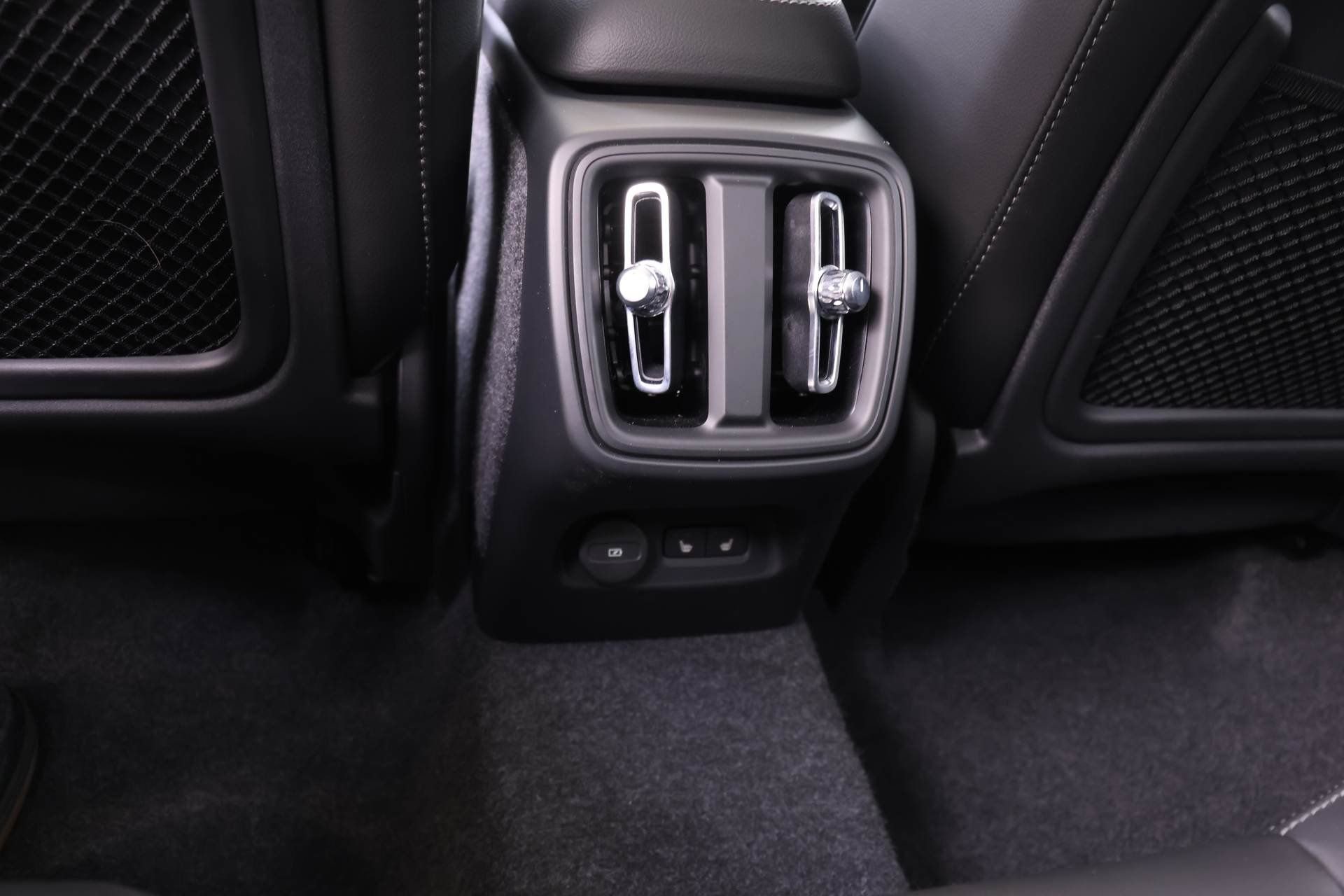 New 2026 Volvo XC40 B5 Ultra w/ Protection Package Premier AWD/4WD image 16