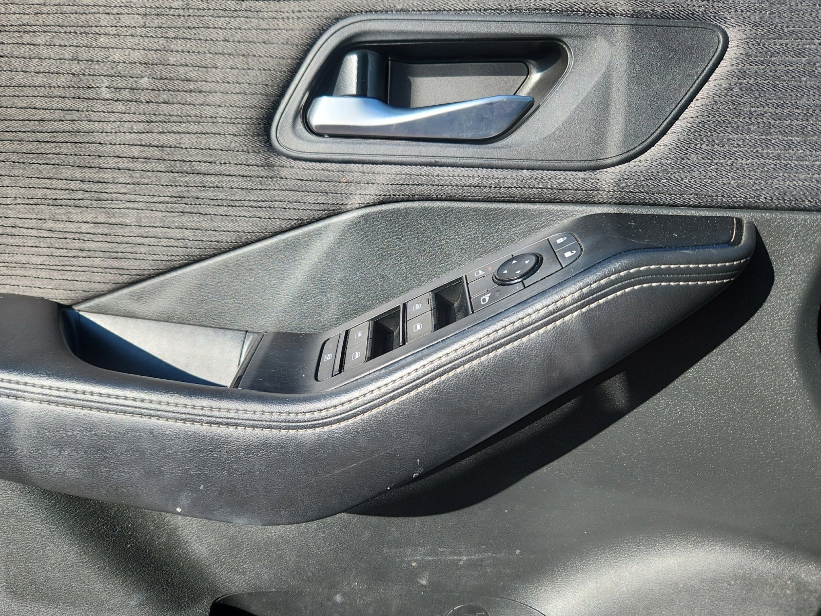 Used 2021 Nissan Rogue SV image 15