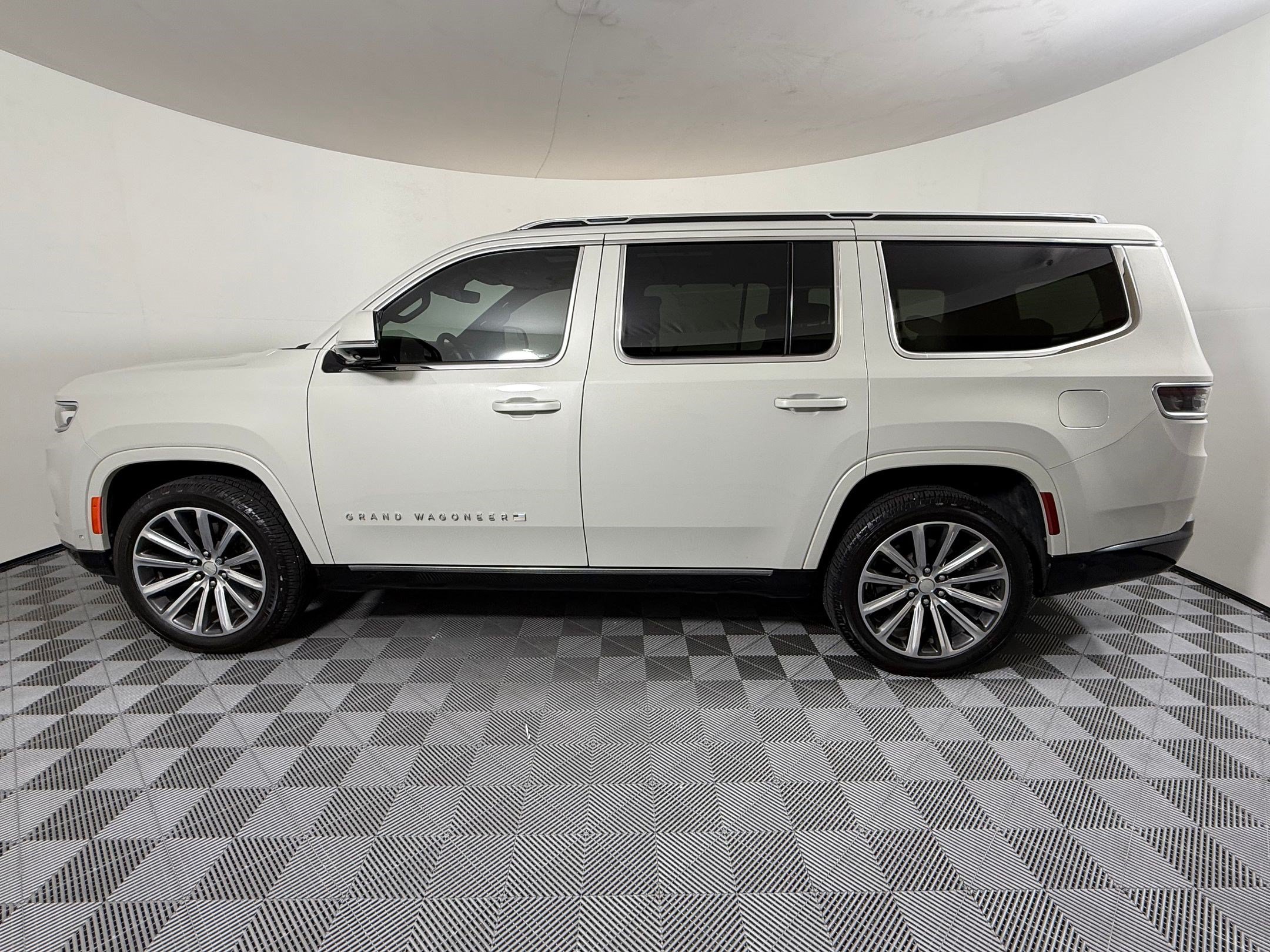 Used 2022 Jeep Grand Wagoneer Series I w/ Rear Seat Video Group 1 AWD/4WD image 2