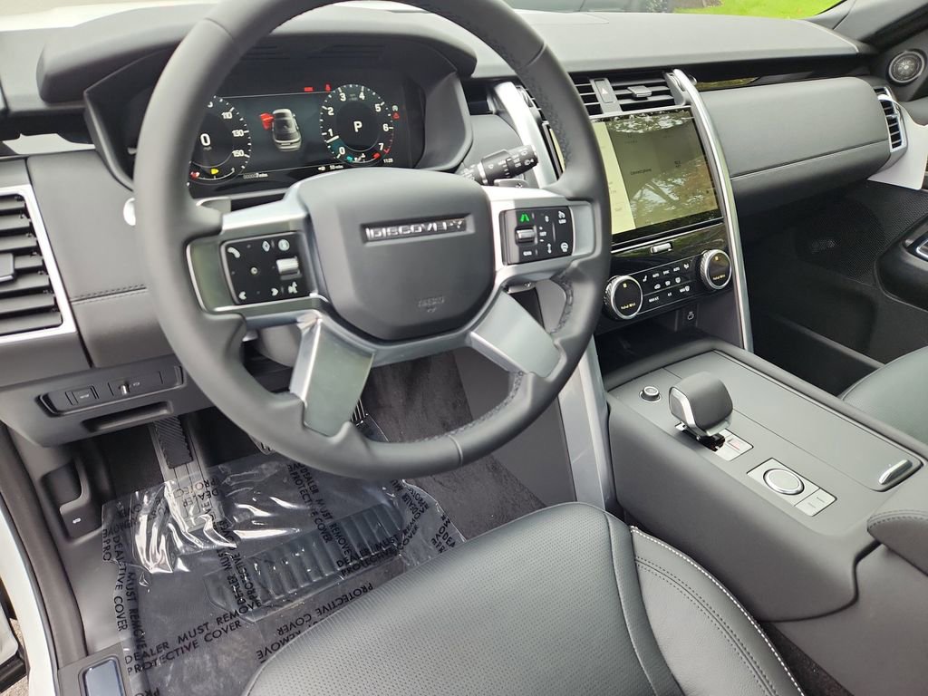 Used 2025 Land Rover Discovery S image 15
