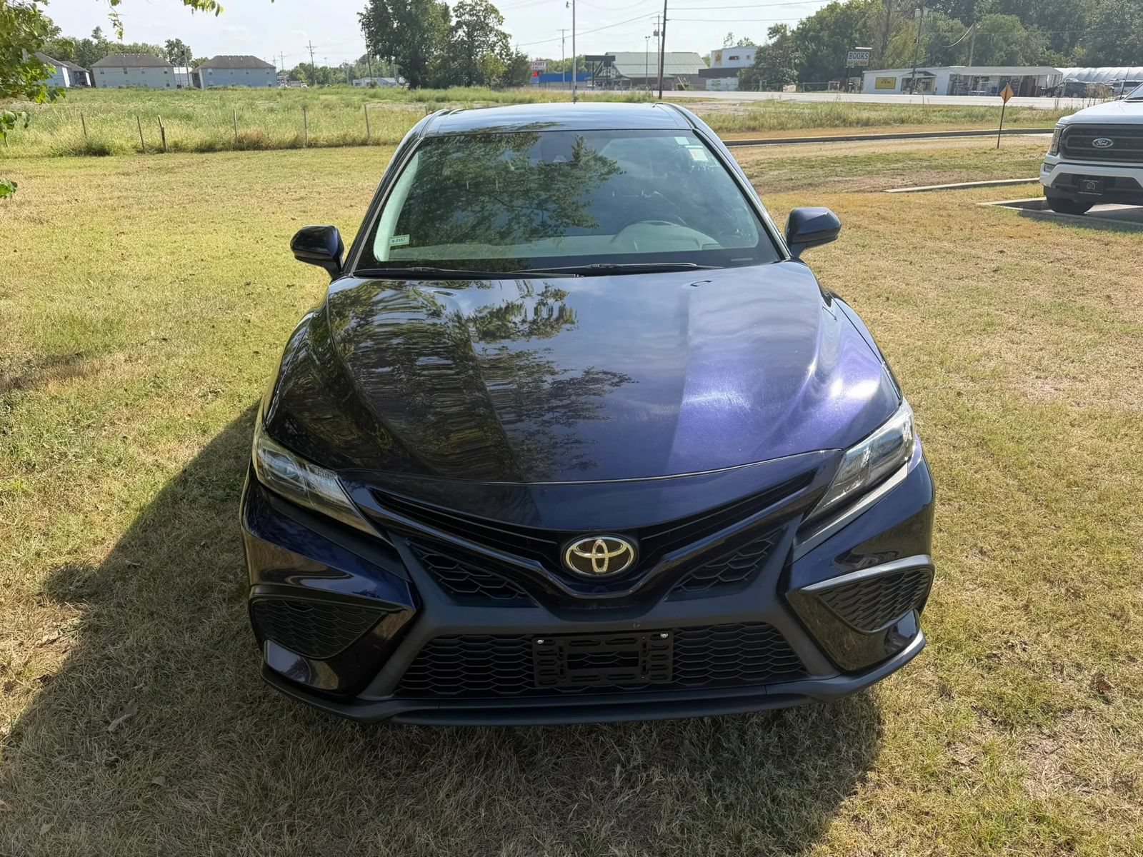 Used 2021 Toyota Camry SE FWD image 2