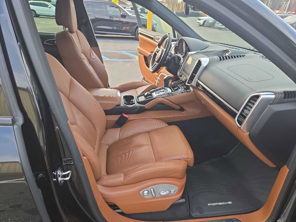 Used 2017 Porsche Cayenne Platinum Edition image 31